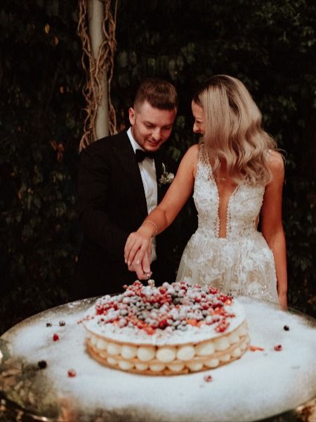 Bride and Groom are cutting their wedding cake that a pastry chef just made from scratch in front of all the guests Millefoglie Cake, Italian Wedding Cake, Raspberry Wedding, Sweet Table Wedding, Wedding Cake Options, Italian Wedding Cakes, Wedding Cake Alternatives, Aspen Wedding, Small Wedding Cakes