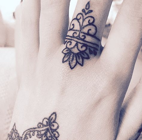 Neat idea for a wedding band tattoo Henna Finger Tattoo, Fingers Tattoo, Middle Finger Tattoos, Ring Tattoo Designs, Wedding Band Tattoo, Tattoo Wedding, Tattoos Pinterest, Tattoo Finger, Ring Tattoo