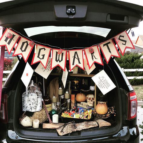 Trunk Or Treat Ideas For Van, Harry Potter Trunk Or Treat, Harry Potter Halloween Decorations, Harry Potter Trunk, Hogwarts Trunk, Halloween Car Decorations, Writing Club, Harry Potter Halloween Party, Trunk Or Treat Ideas