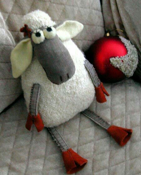 Stuffed Sheep, Sheep Crafts, Soft Toy Patterns, Sewing Stuffed Animals, Baby Sewing Projects, Fabric Toys, Sewing Dolls, Sewing Toys, Fabric Projects