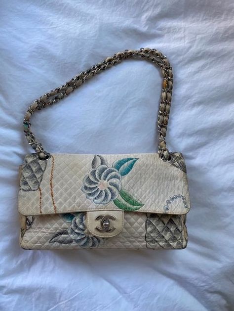 inocenciasol | VSCO Vintage Bag Aesthetic, Chanel Vintage Bag, Statement Handbag, Vintage Chanel Bag, Ootd Women, Chanel White, Vintage Chanel Handbags, Bag Flower, Fashion Chanel