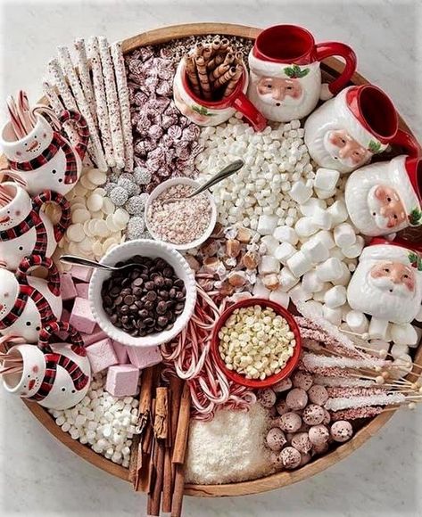 Christmas Munchies, Christmas Platters, Fall Sleepover, Christmas Sleepover, Snack Boards, Charcuterie Ideas, Christmas Charcuterie, Food Boards, Decorações Com Comidas