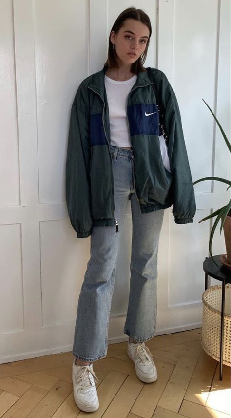 Women Windbreaker Outfit, 80s Jacket Outfit, 90s Windbreaker Outfit, Nike Windbreaker Outfit, Cute Rain Jacket, Nike Rain Jacket, Windbreaker Outfit, Random Outfits, Outfit Oversize