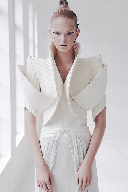 Ilja Mode Origami, Structured Fashion, Architectural Fashion, Punk Girls, Raver Girl, Hussein Chalayan, Origami Fashion, Mode Editorials, Sculptural Fashion