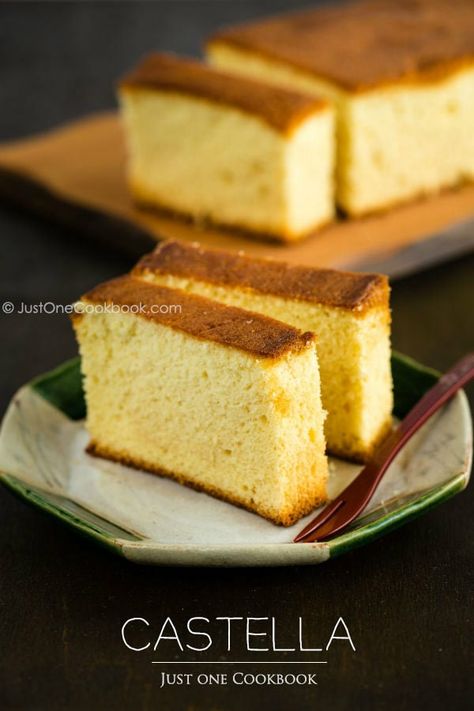 Castella Cake カステラ - Treat yourself with this super moist Japanese sponge cake with a hint of sweetness from honey! Made with only 4 ingredients, eggs, flour, sugar and honey! #japanesedessert #asiandesserts #easycakerecipes #castellacakerecipe #japanesesweetswagashi #spongecake | Easy Japanese Recipes at JustOneCookbook.com Castella Recipe, Castella Cake Recipe, Castella Cake, Kek Lapis, Japanese Cake, Easy Japanese Recipes, Butter Cake Recipe, Peruvian Recipes, Honey Cake