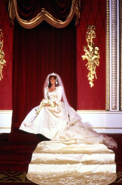 image Sarah Ferguson Wedding Dress, Sarah Ferguson Wedding, Eugenie Wedding, Royal Bride, Sarah Duchess Of York, Royal Wedding Gowns, Prins William, Iconic Weddings, Royal Wedding Dress