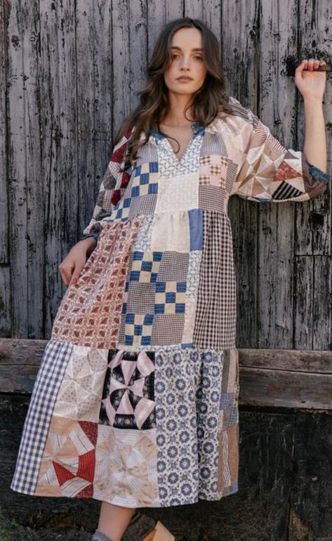 Quilt Block Dress, Scarp Fabric Projects, Patchwork Quilt Clothes, Sewing Repurpose Clothes Upcycle, Quilt Top Dress, Patchwork Quilt Dress, Quilted Dress Pattern, Upcycled Quilt Clothes, Patchwork Clothes Scrap Fabric