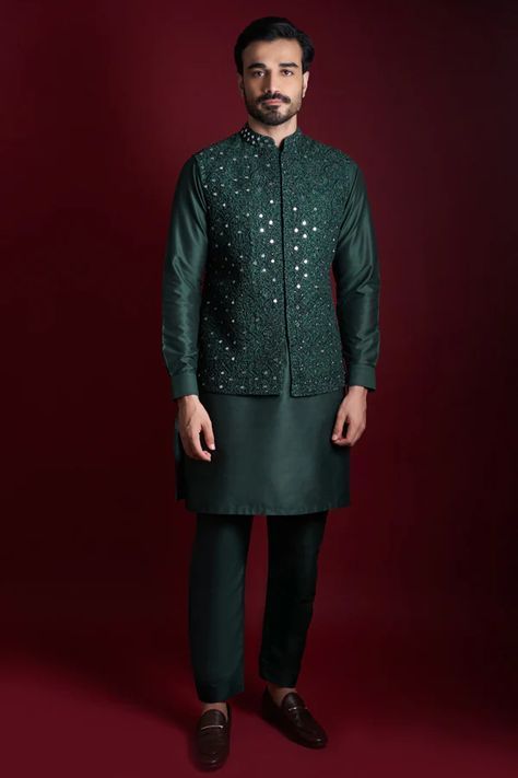 Mehandi Outfits For Men, Mens Indian Outfit, Mehandi Night, Mehandi Dress, Nikkah Ceremony, Mehandi Outfits, Bangle Ceremony, Hindu Wedding Ceremony, Hindu Ceremony