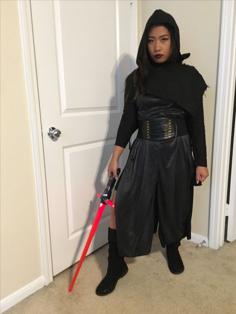 Kylo Ren Makeup Look, Kylo Ren Inspired Outfits, Kylo Ren Costume, Diy Kylo Ren Costume, Female Kylo Ren Cosplay, Kylo Ren Costumes, Kylo Ren Cosplay, Kylo Ren Taking Off Helmet, Diy Costumes Women