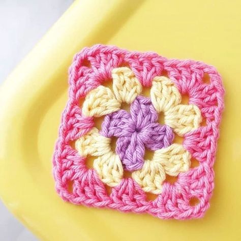 Mattonella all’uncinetto semplice: schema base granny square Granny Square, Crochet Blanket, Square, Knitting, Crochet