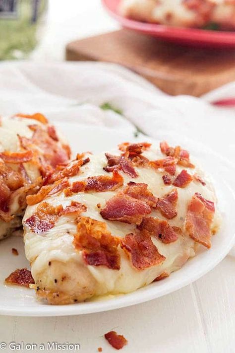 Cheesy Bacon Chicken Breasts - Gal on a Mission Cheesy Bacon Chicken, Chicken Breast With Bacon, Cheesy Bacon Potatoes, Bacon Dishes, Bacon Chicken, Bacon Potato, Low Carb Chicken Recipes, Cheesy Bacon, Yummy Chicken Recipes