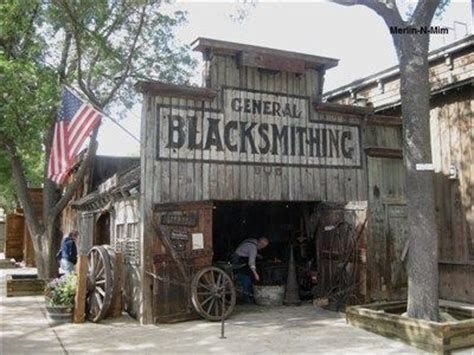 Western Buildings, Farmhouse Sheds, Rustic Shed, Old Western Towns, Old West Town, Western Saloon, Calamity Jane, Rustic Door, Town Building