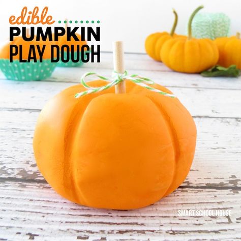 Pumpkin Play Dough (make these cute little pumpkins with edible play dough!) (for the kids) Easy Halloween Party Crafts, Pumpkin Play Dough, Edible Kids Crafts, Pumpkin Play, Edible Play Dough Recipe, Halloween Party Craft, Edible Playdough, Thanksgiving Kids Table, Smart School House