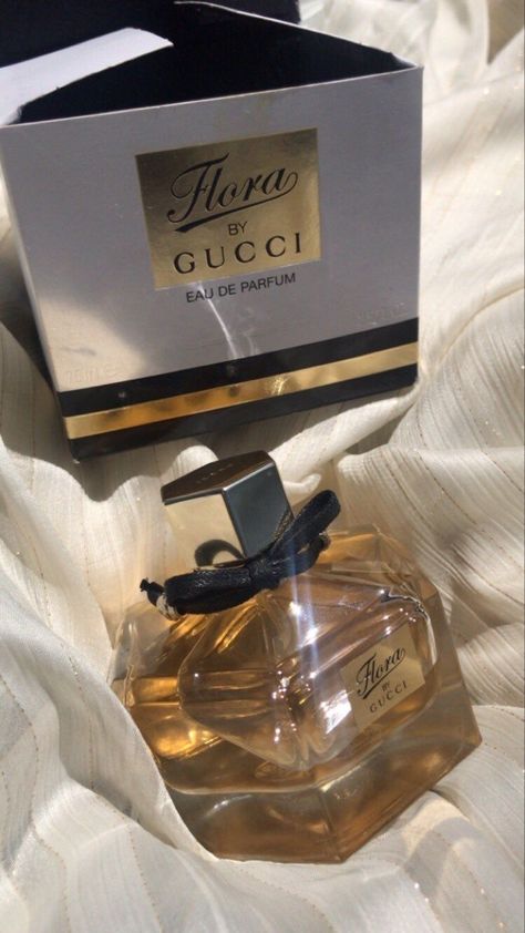 𝖿𝖾𝗇𝖽𝗂𝗂𝖽𝗈𝗅𝗅🥢. Parfum Gucci, Flora Gucci, Gucci Perfume, 17th Birthday Gifts, Perfume Display, Avon Products, Snap Chat, Perfume Scents, Perfectly Posh