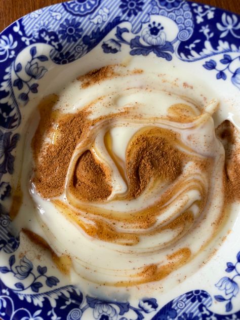 cinnamon & honey yogurt Cinnamon Yogurt, Oatmeal Yogurt, Honey Yogurt, Honey And Cinnamon, Healthy Foodie, Lunch Snacks, Healthy Treats, Greek Yogurt, Pretty Food