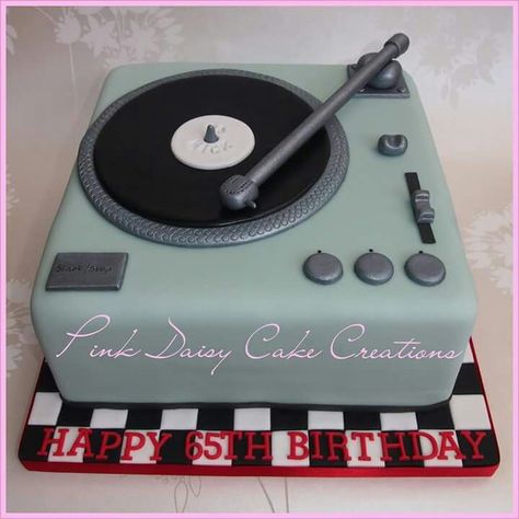 Record Player Cake Ideas, Record Cake Ideas, Clay Record Player, Vinyl Record Cake, Bolo Musical, Record Cake, Dj Cake, Turntable Cake, Music Cakes