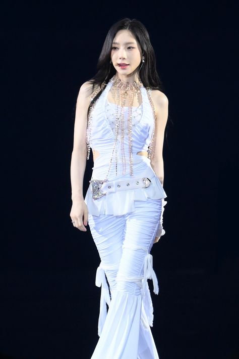 Rolling Loud Outfits, Taeyeon Concert, Super Power Girl, Taeyeon Fashion, Glamour Vintage, Female Inspiration, Kim Taeyeon, Preformance Outfits, Snsd Taeyeon