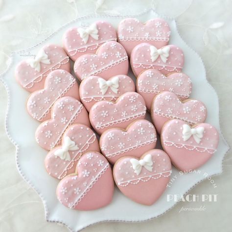 Lacy Pink Heart Cookies Pink Heart Cookies, Valentine Cookies Decorated, Valentine Sugar Cookies, Valentines Baking, Shaped Cookies, Heart Shaped Cookies, Sugar Cookie Designs, Valentines Day Cookies, Pretty Cookies