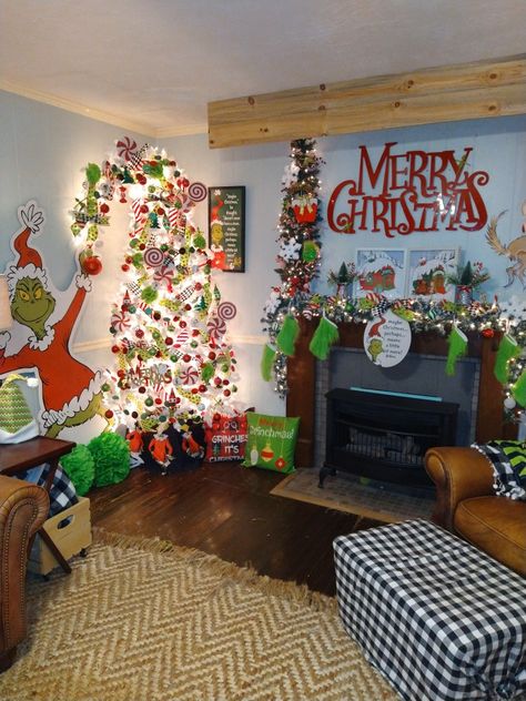 Living Room Grinch Decor, Whoville Kitchen Decor, Grinchmas Home Decor, Whoville Christmas Mantle, Grinch Christmas House Decorations, Grinch Decorated House, Grinch Apartment Decor, Grinch Chimney Decorations, Grinch Themed Living Room