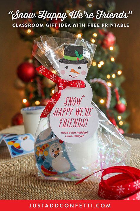 This “Snow Happy We’re Friends” classroom gift idea is so cute! And it includes the free printable tags! Any little snow-themed gift or favor would work well with the tags. I’m sharing the cute snow stuff we decided on. Also, I just love how the ribbon tying the bag closed also doubles as the snowman’s scarf! So sweet! Snowman Gift Tags, Cheap Christmas Gifts, Snowman Gifts, Classroom Gifts, Easy Christmas Gifts, Class Gift, Gift Toppers, Holiday Gift Tags, Neighbor Gifts