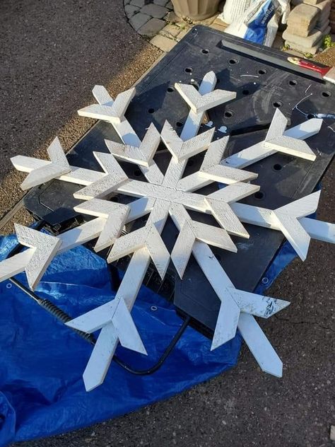 White Wooden Christmas Houses, Giant Wood Snowflakes Diy, Wooden Crafts For Christmas, Outdoor Snowflakes Diy, Diy Large Wooden Snowflake, How To Make Wooden Snowflakes, Wooden Snowflakes Diy How To Make, Large Wooden Snowflakes, Wood Snowflake Ornaments Diy