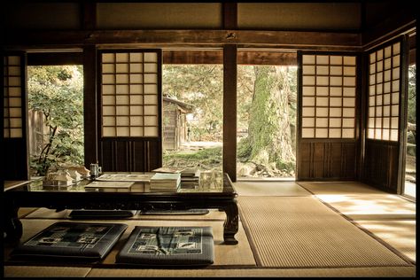 Traditional Japanese Living Room, Japanese House Interior, Japanese Living Room Decor, Japanese Mansion, Japanese Living Rooms, Japanese Style Living Room, Shoji Screens, Traditional Japanese Home, Japanese House Design