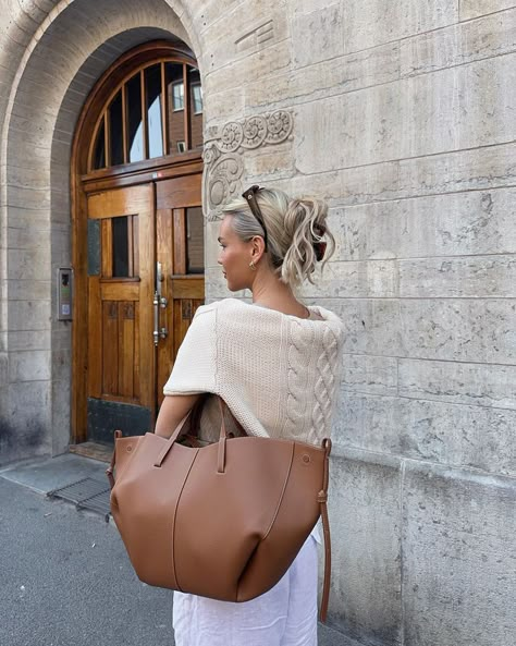 Shopper Bag Outfit, Yuzefi Bag, Polene Bag, Cognac Bag, White Summer Outfits, Leather Trend, Winter Must Haves, Bag Outfit, Beige Outfit