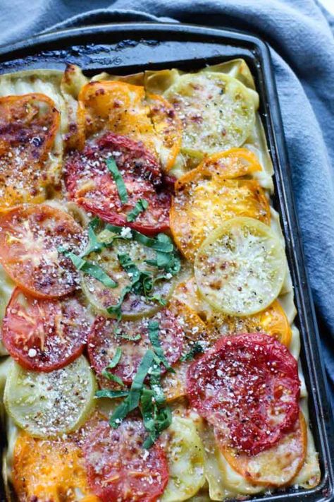 Tomato Lasagna, Ground Turkey Pasta, Healthy Lasagna, Lasagna Recipes, Traditional Lasagna, Caprese Pasta, Baked Tomatoes, Heirloom Tomato, Comfort Dishes