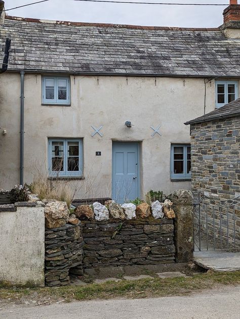 A Detailed Guide for Visiting Cornwall - Sweet little cottage | Finding Silver Pennies #cornwall #travel #travelguide #visitingcornwall #England #coastal Cornwall House Interiors, Cornwall Aesthetic, Farm Exterior, Cornish Cottage, Cornwall Cottages, Aesthetic Cottage, Day Trip Ideas, British Seaside, Crafts Simple