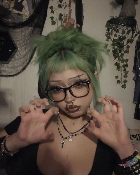 Hairstyles For Short Hair Goth, Mini Bangs Hairstyle, Short Goth Bangs, Stretched Septum Aesthetic, Scene Black Woman, Curly Punk Hairstyles, Alt Hair Color Ideas, Goth Haircut, Stretched Septum