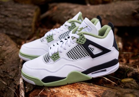 Jordan 4 Retro Seafoam, Nike Air Jordan Shoes, Jordan 4s, Pretty Shoes Sneakers, Jordan Shoes Retro, All Nike Shoes, Shoe Wishlist, Shoes Stand, Nike Air Jordans