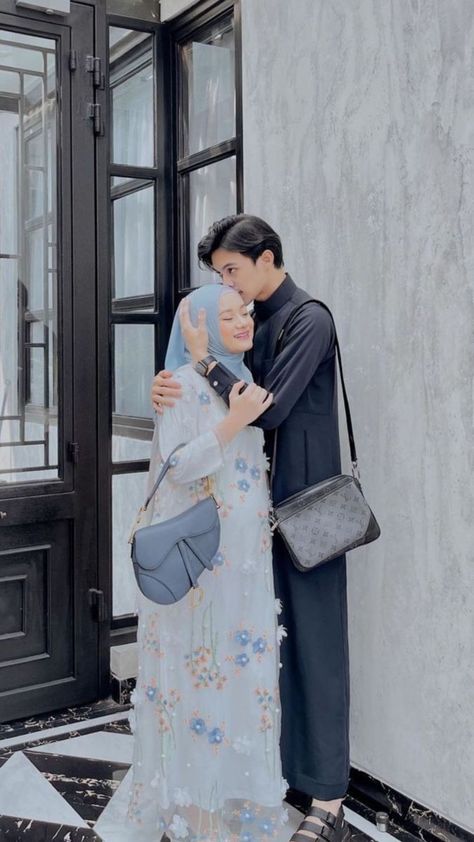 Fotbar Ayang, Swag Hijabi Street Styles, Tema Prewedding, Ootd Lebaran, Couples Candid Photography, Couple Outfit Ideas, Studio Photography Poses, Muslim Couple Photography, Wedding Couple Poses Photography