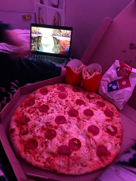 #date #datenight #pizza #mcdonalds #food #dategoals #couple #night #love Couple Food Date, Couple Sharing Food, Mcdonalds Food, Couple Eating, Mixed Couples, Paz Mental, Eating Fast, Night Love, Date Night