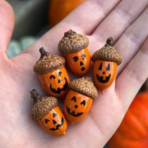 Acorn Painting, Fall Autumn Decor, Acorn Crafts, Unique Fall, Christmas Fairy, Hello Fall, Autumn Decor, Nature Crafts, Hello Autumn