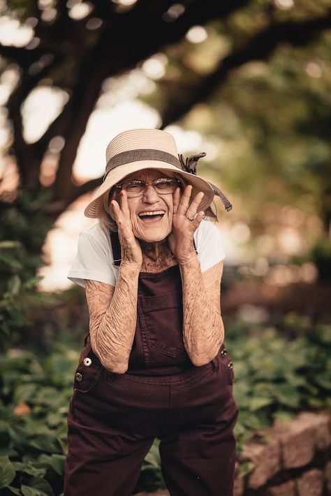 1000+ Amazing Happy Old People Photos · Pexels · Free Stock Photos Happy Old People, Musa Fitness, Focus Photography, Senior Citizen, Old People, Oscar Wilde, Make New Friends, Photography Women, Old Man