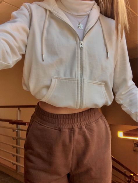 Beige Jacket Outfit, Hoddies Outfits, Fit Checks, Beige Jeans, Beige Jacket, Hoodie White, Style Hoodie, Baddie Outfits Casual, Outfits Casual