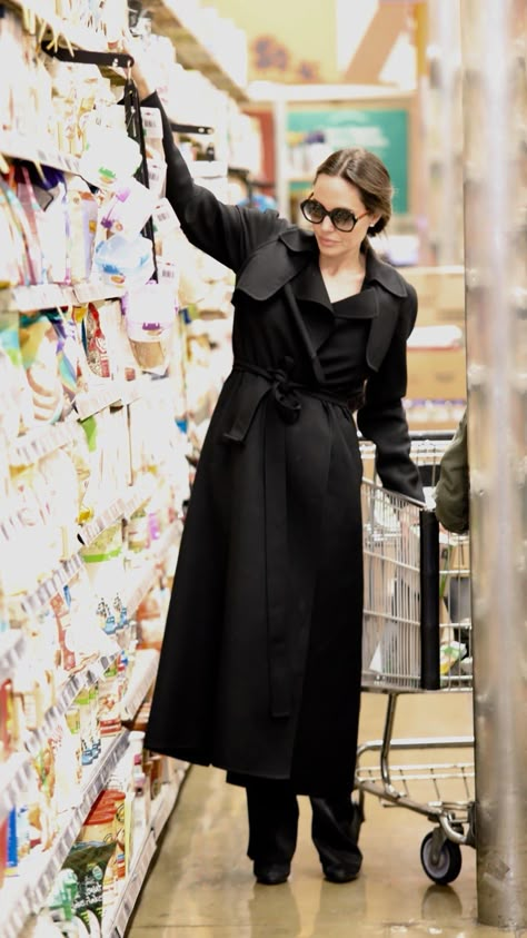 Angelina Jolie  - chichest shopper ever.  All black outfit - long, trench, wida pants, oversize sunglasses. Angelina Jolie Style, Black Trench Coat, Parisienne Chic, Jolie Pitt, Trench Coat Outfit, Trench Coat Black, All Black Outfit, Coat Outfits, Fashion Tips For Women