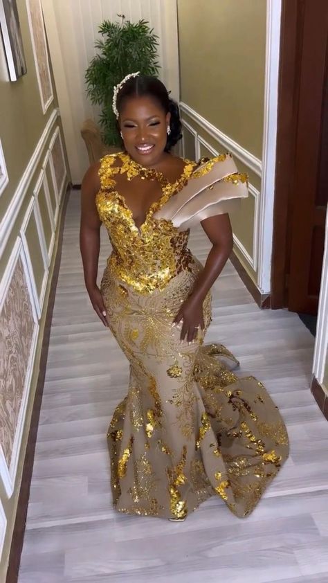 Gold Asoebi, Asoebi Dress, Lace Styles For Wedding, Traditional Gown, African Skirt, Lace Dress Classy, African Bridal Dress, Corset Sewing, African Traditional Wedding Dress