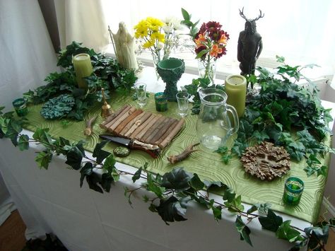 Beltain altar Beltane Altar, Sacred Space Altar, Fire Festival, Magia Das Ervas, Witches Altar, Wiccan Altar, Pagan Altar, Witchy Crafts, Beltane