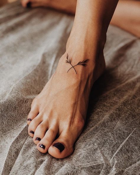 Tattoo On Feet For Women, Line Tattoo Ankle, Feet Tattoos For Women Beautiful, Heel Tattoos, Finger Tattoo Designs, Foot Tattoos For Women, Interesting Patterns, Line Work Tattoo, Back Tattoo Women