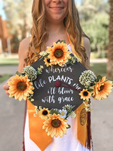 High School Cap Ideas, Cap Decoration Graduation Sunflower, Agriculture Graduation Cap, Sunflower Grad Party, Sunflower Graduation Cap, Graduation Cap Designs Sunflower, University Of Arizona Grad Cap, Grad Cap Ideas Agriculture, Grad Caps Flowers