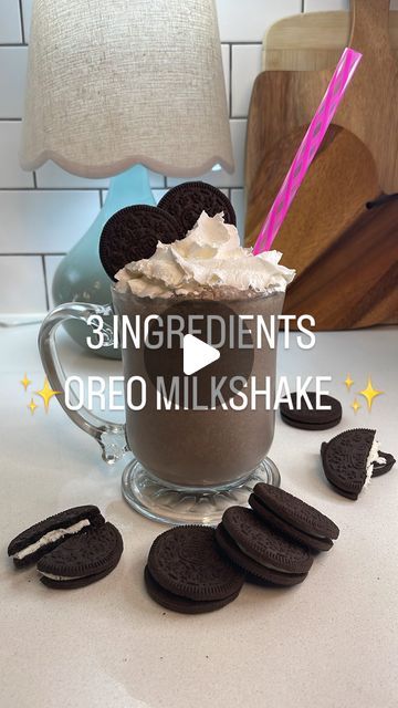 Paloma Medeiros on Instagram: "3 INGREDIENTS THICK OREO MILKSHAKE 🥛🍪❤️ This milkshake is so thick and creamy, it’s so quick and easy to make with just 3 Ingredients, and it’s perfect for everyday 🤌🏼🫶🏼 ✨Follow me for more easy and delicious recipes ✨Share this recipe with all your family and friends! 🥛🍪All you need is: - 400 g. Vanilla Ice cream (softened) - 6 Oreos - 80 ml milk (any) ✨Make2-4 glasses. ENJOY!!! #desserts #dessert #dessertsideas #oreo #oreos #oreomilkshake #oreomilkshakes #icecream #icecreamlover #milkshakes #easyrecipeideas #easyrecipesforkids #starbuckscopycatrecipe #simpledrinkideas #valentines #valentine #howtoorderstarbucks" Cookies N Cream Milkshake Recipe, How To Make A Oreo Milkshake, Oreo Drinks Recipes, Milkshake Cookies And Cream, How To Make An Oreo Milkshake, Things To Make With Vanilla Ice Cream, How To Make Oreo Milkshake, Oreo Milkshake Recipe Without Ice Cream, Easy Milkshake Recipe 3 Ingredients