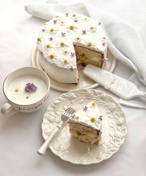 Chamomile Cake Design, Hear Me Out Cake, Chamomile Cake, Country Desserts, Picnic Date Food, Mini Cakes Birthday, Pretty Birthday Cakes, Just Cakes, Round Cakes