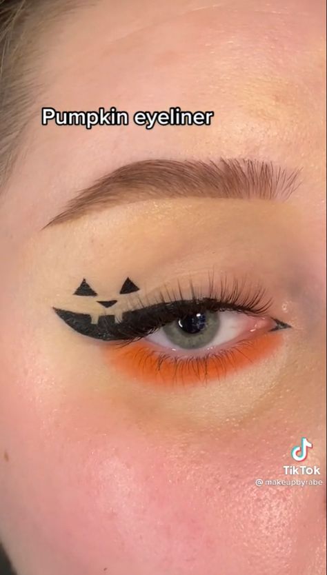 Halloween Eyeliner Pumpkin, Pumpkin Makeup Looks Easy, Holween Makeup Ideas Easy, Halloween Makeup With Eyeliner, Halloween Graphic Liner Makeup, Pumpkin Patch Makeup Ideas, Simple Halloween Eye Looks, Simple Halloween Makeup For School, Halloween Casual Makeup