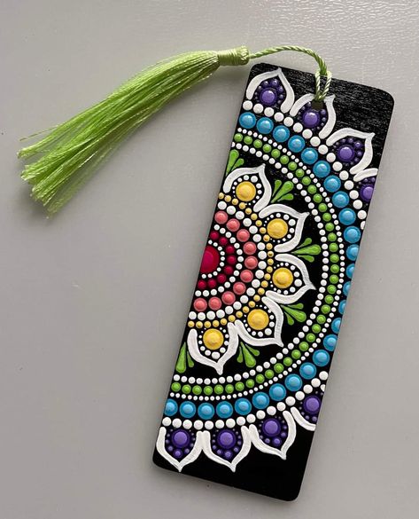 Mirror Canvas Art, Handmade Bookmarks Diy, Easy Mandala Drawing, Mandala Rock Art, Mandala Art Therapy, Flowers Painted, Simple Mandala, Christmas Rock, Mandala Design Pattern