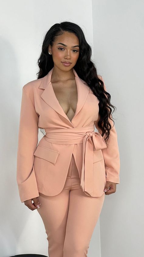 Peach Suits Women, Graduation Style Outfits, Peach Outfit Ideas, Peach Outfits, Grad Fits, Graduation Outfit Ideas University, Peach Suit, Graduation Ceremony Outfit, Peach Outfit