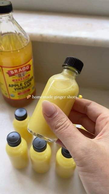 Uses For Apple Cider, Apple Shots, Apple Cider Vinegar Shots, Reduce Bloat, Ginger Shot Recipe, Lemon Shots, Apple Cider Vinegar Lemon, Braggs Apple Cider, Ginger Shots