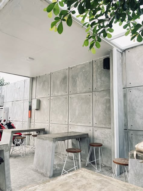 Taman Indoor, Cafe Design Inspiration, Industrial Cafe, Cafe Aesthetic, Aesthetic Space, Minimal House Design, Coffee Shop Design, Coffee Shop Decor, Cafe Interior Design