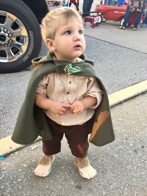 Family Hobbit Costumes, Lord Of The Rings Newborn Pictures, Hobbit Costume Kids, Family Lord Of The Rings Costume, Toddler Hobbit Costume, Diy Toddler Costumes For Boys, Halloween Costumes For Toddlers Boys, Lord Of The Rings Family Costumes, Toddler Boy Costume Ideas