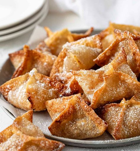 Fried Banana Bites are a fun dessert made with sweetened bananas folded into a wonton wrapper, fried to a crispy golden brown, and dusted with confectioners' sugar. When you take your first bite, you will get the crunch from the fried wonton, followed by the caramelized bananas inside. YUM! And, if preferred, you can make them in an air fryer! Fried Banana Bites, Dessert Egg Rolls Recipe, Fried Banana Recipes, Sweet Appetizers, Fried Wonton, Deep Fried Bananas, Sweet Appetizer, Banana Treats, Wonton Recipes